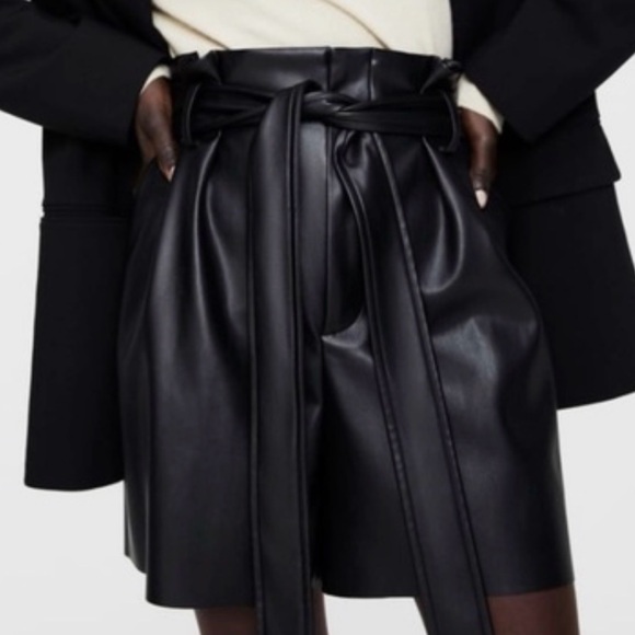 Zara Black Faux Leather Paperbag Shorts - Picture 2 of 9